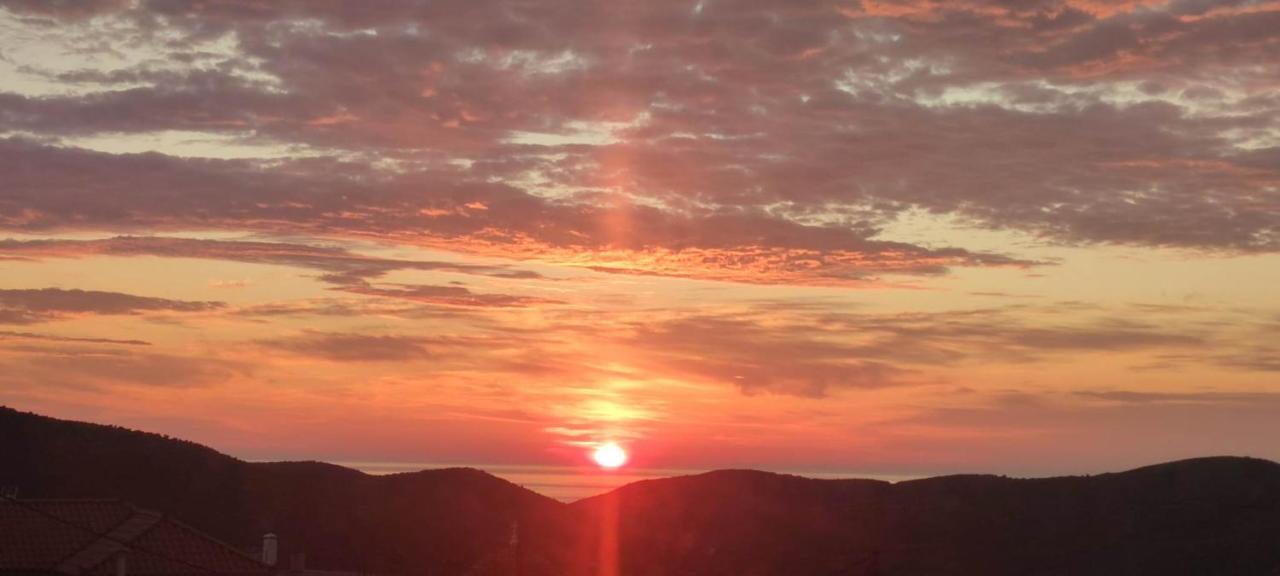 Rising Sun Guesthouse Mesochoria Bagian luar foto